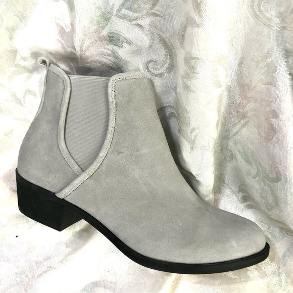 Isaac Mizrahi Live Chelsea Boots Suede Light Grey Cement Gloria sz 10 New No Box - Picture 1 of 11